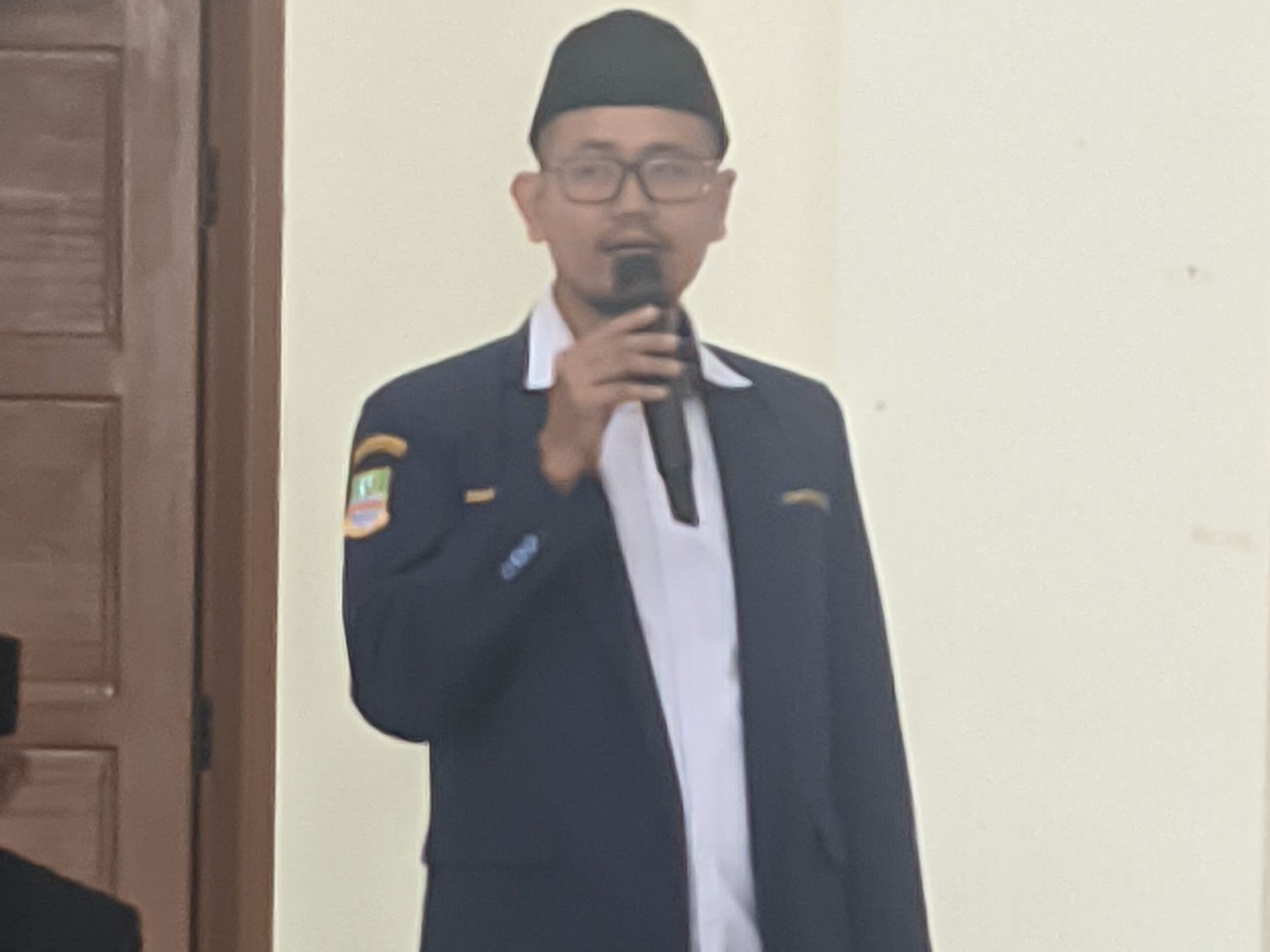 Keterangan poto : Dwi Agam Wijaya saat memberi sambutan setelah terpilih sebagai Ketua karang Taruna Tambun utara. 